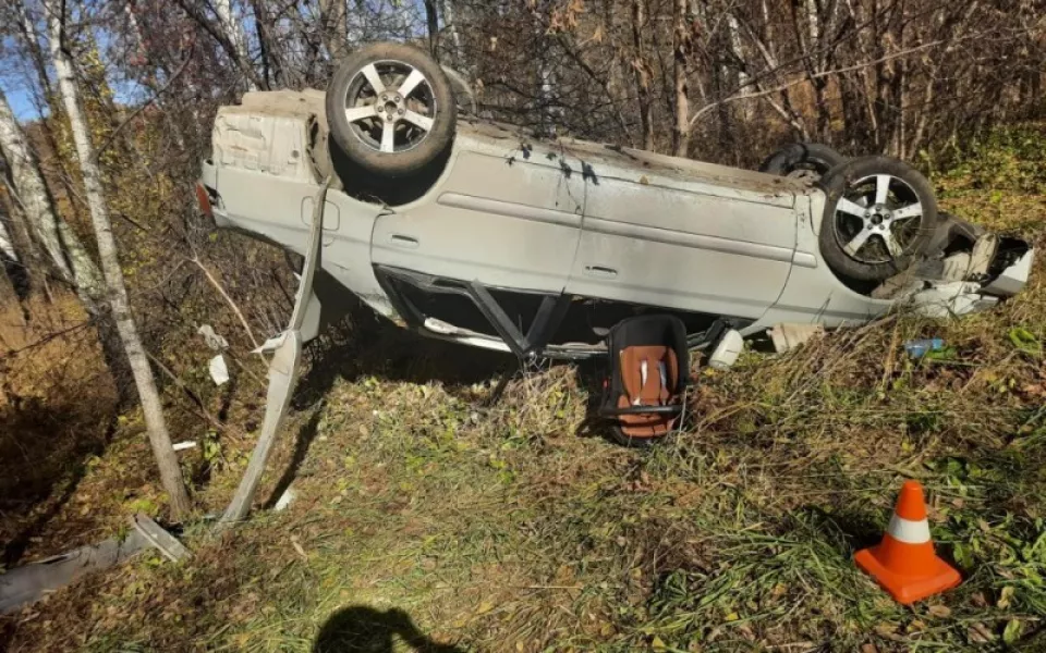 В Манжероке Toyota Corona улетела в кювет и перевернулась