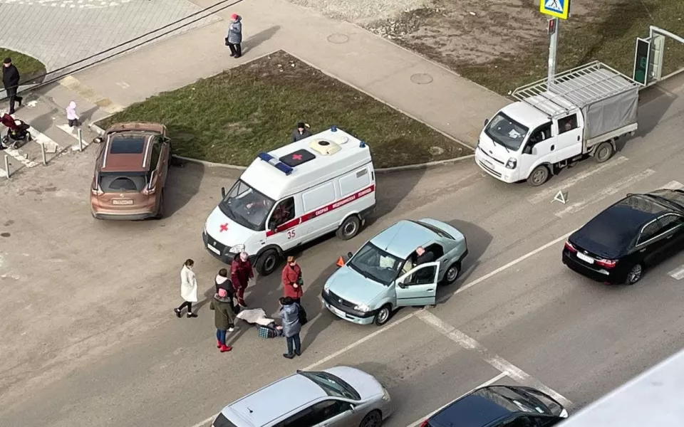 Соцсети: в Барнауле автомобиль сбил ребенка на зебре