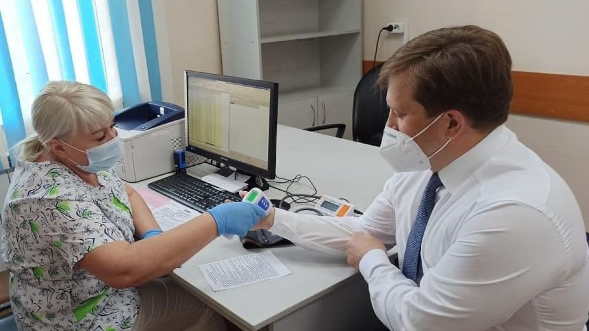 Глава алтайского минздрава Дмитрий Попов на вакцинации против ковида