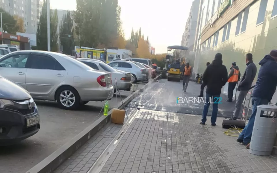 Прорывные технологии: в соцсетях жалуются на асфальт поверх плитки в Барнауле