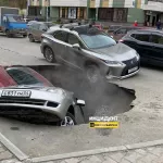 В Новосибирске машины рухнули на парковке в яму с кипятком