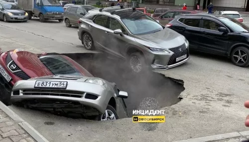 В Новосибирске машины рухнули на парковке в яму с кипятком