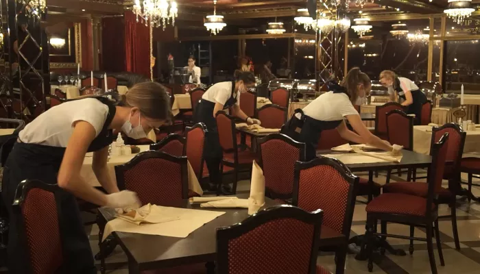 ВТБ: самые щедрые чаевые в новогоднюю ночь составили 50 тыс. рублей