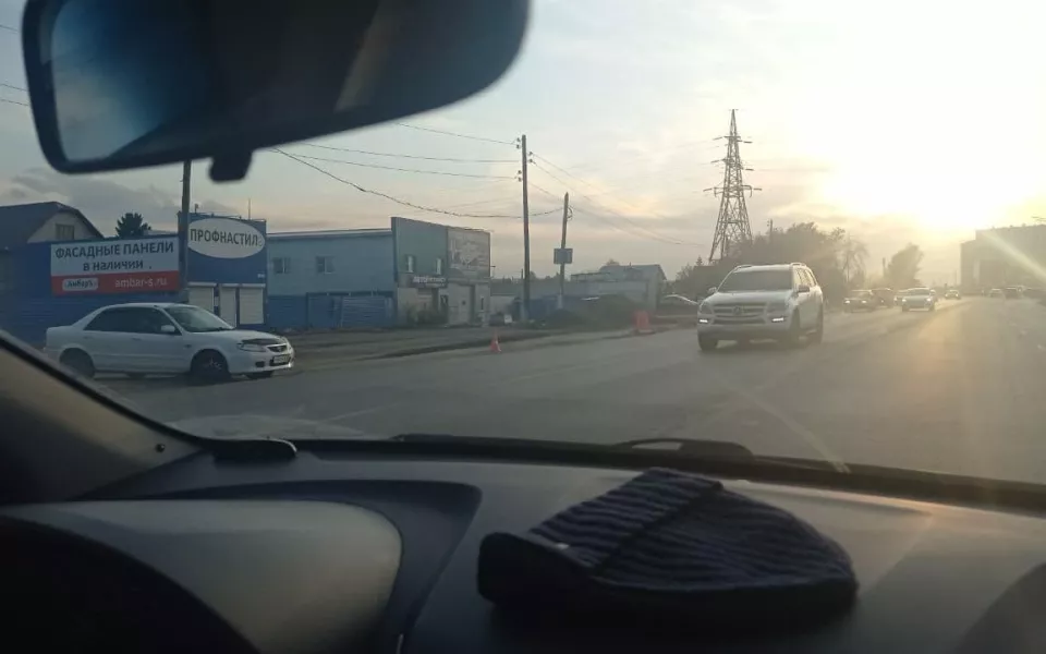 Очевидцы: в Барнауле добавляют часть полосы за кольцом у ТЦ Волна