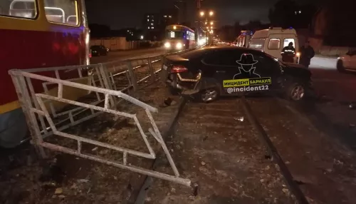 Иномарка протаранила трамвай и ограждение в Барнауле