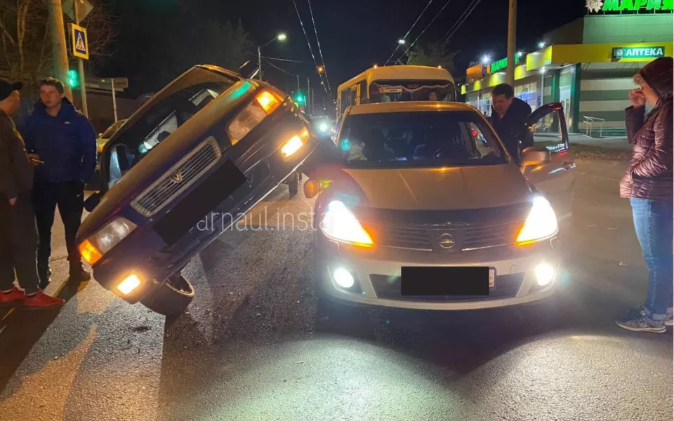 Легковушка пыталась оседлать автомобиль на перекрестке в Барнауле