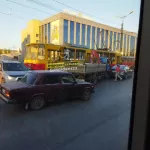Грузовик въехал в трамвай на перекрестке в центре Барнаула