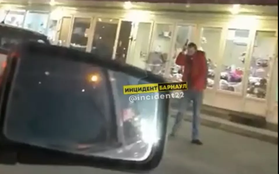 Мужчина открыл стрельбу из пистолета на остановке в Барнауле