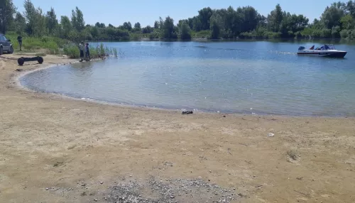 Жители Камня-на-Оби возмущены стекающими в озеро отходами из автомойки