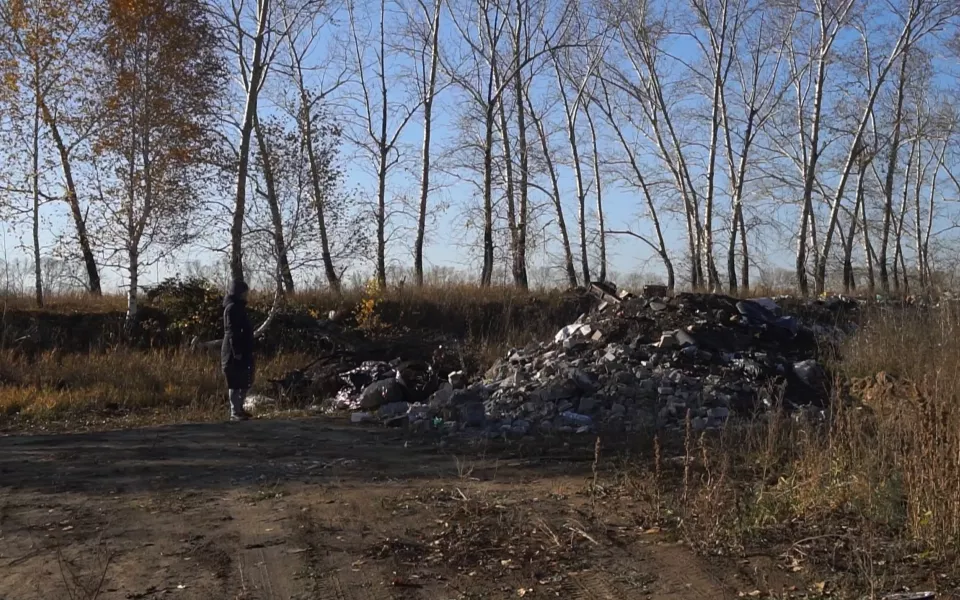 Бывшая воинская часть во Власихе превратилась в большую свалку