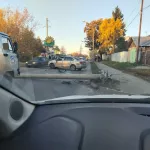 В Барнауле возле кладбища автомобиль снес электроопору