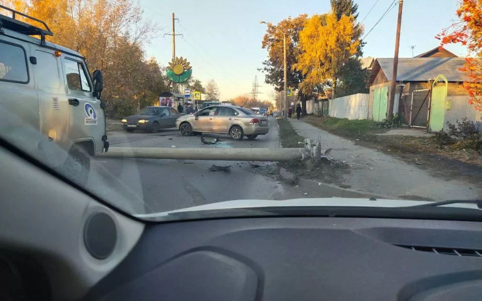 В Барнауле возле кладбища автомобиль снес электроопору