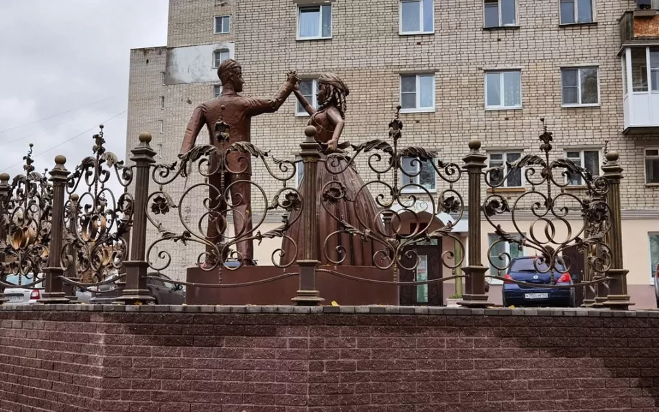 Конкурент Аленки: в Павлово установили жуткий памятник молодоженам