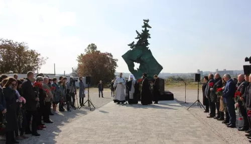 В Керчи открыли мемориал жертвам стрельбы в колледже