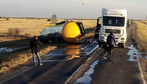 Цистерна с маслом перевернулась на трассе в Алтайском крае