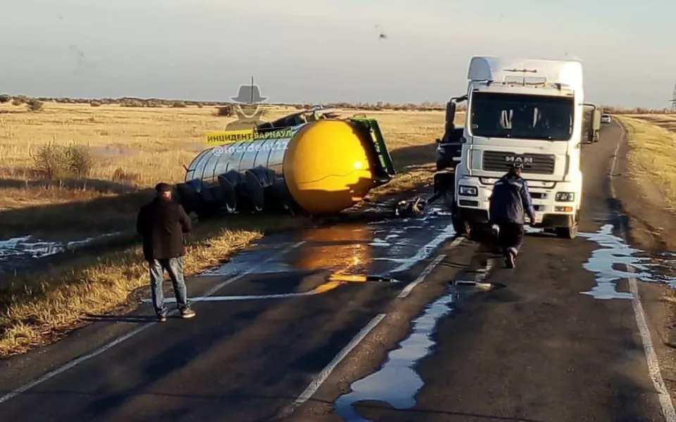 Цистерна с маслом перевернулась на трассе в Алтайском крае