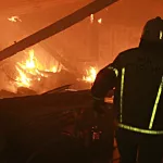 Троих детей спасли из горящего дома в алтайском селе