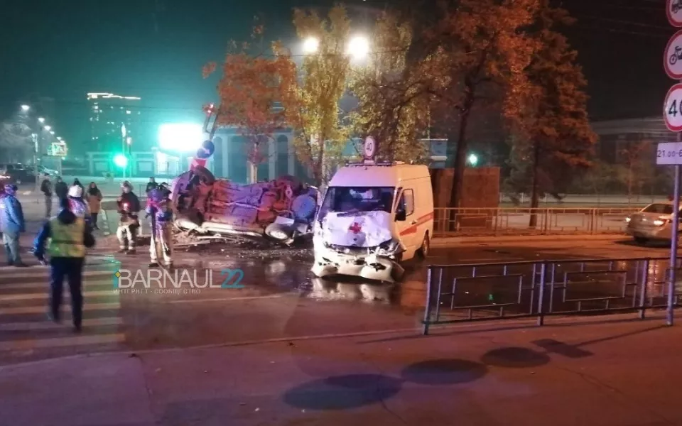Скорая помощь протаранила и перевернула иномарку в центре Барнаула