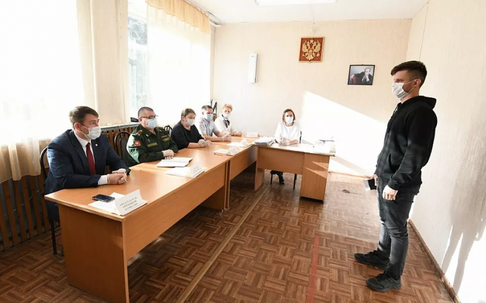 В Барнауле первых осенних призывников отправили на места службы