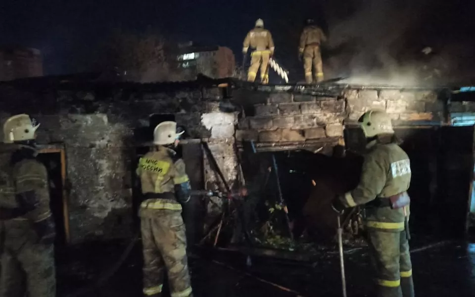 Хозкорпус горел в Барнауле на площади 80 кв. метров