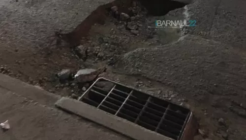 Барнаульцы жалуются на разбитую дорогу на улице Попова
