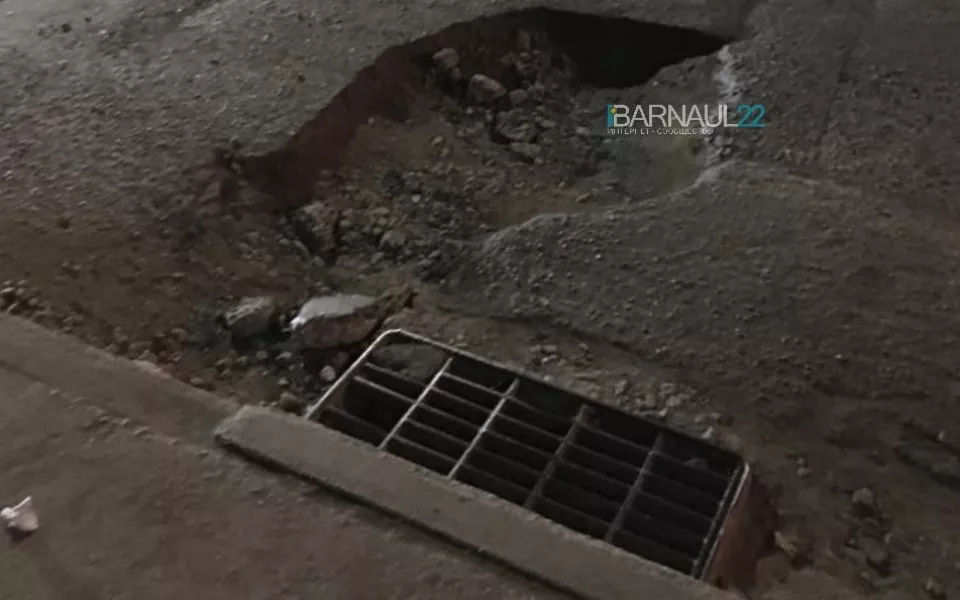 Барнаульцы жалуются на разбитую дорогу на улице Попова