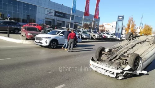 Новый кроссовер разбили на выезде из автоцентра Барнаула
