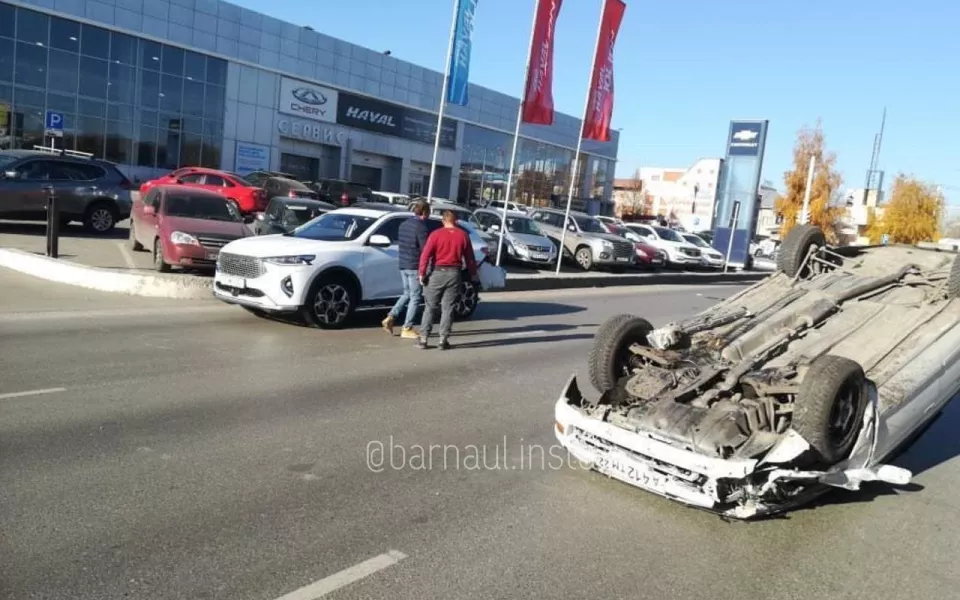 Новый кроссовер разбили на выезде из автоцентра Барнаула