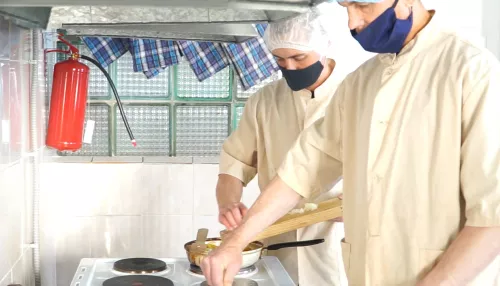 Осужденных алтайских колоний учат готовить  и получить профессию повара