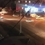 Соцсети: на перекрестке Барнаула автомобиль сбил человека