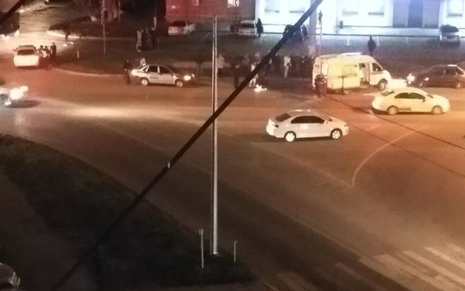 Соцсети: на перекрестке Барнаула автомобиль сбил человека