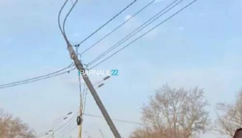В Барнауле фонарный столб опасно накренился у дороги