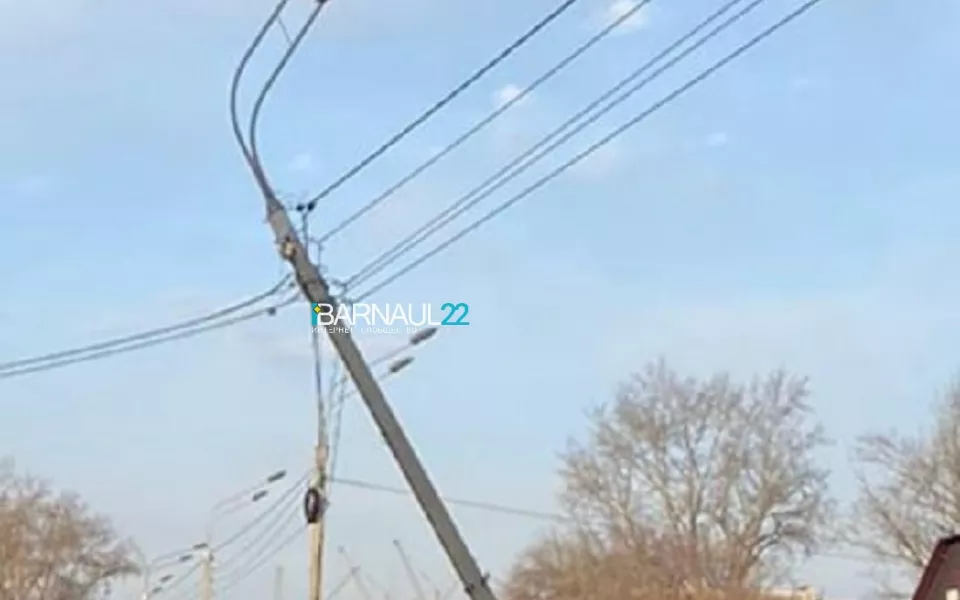 В Барнауле фонарный столб опасно накренился у дороги