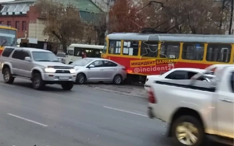 Недобрый день: в Барнауле 22 октября произошло несколько ДТП с участием трамваев