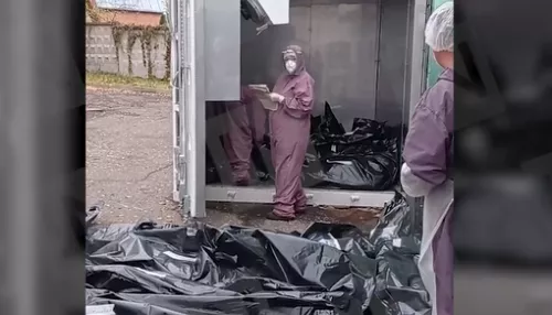 Россиянка засняла разбросанные мешки с трупами возле морга