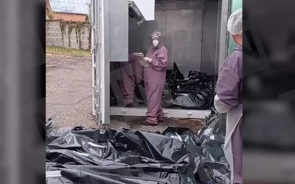 Россиянка засняла разбросанные мешки с трупами возле морга