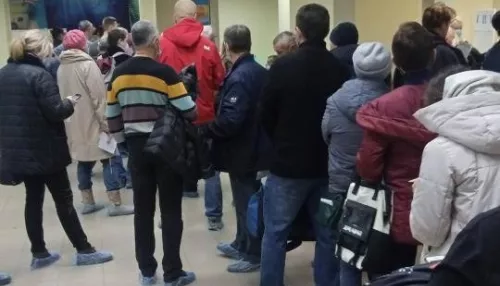Просто клоунада: барнаульцы возмущены очередями в пунктах вакцинации