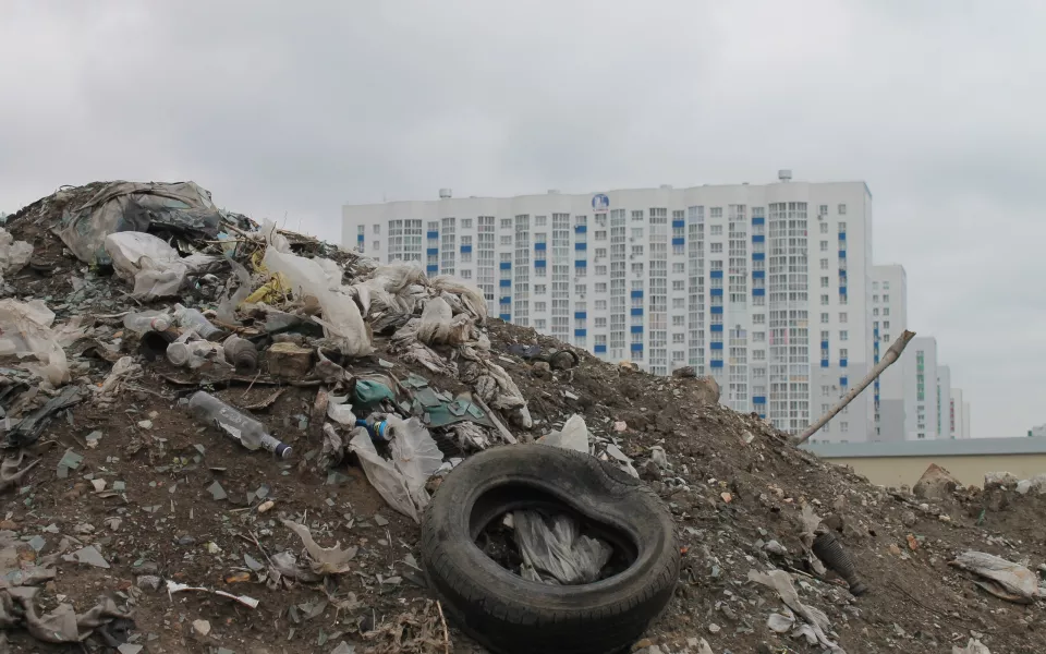 В Барнауле рядом с новостройками растут горы строительного мусора