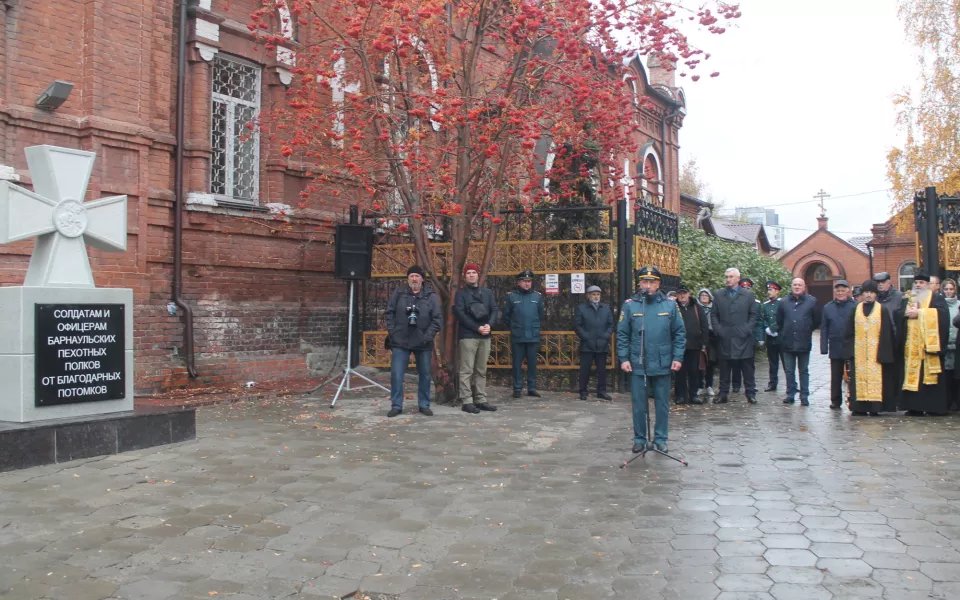 У храма Барнаула установили памятник в виде Георгиевского креста