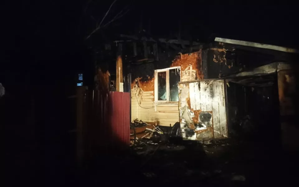 Женщина и ребенок получили ожоги на пожаре в Барнауле