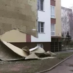 Появилось видео с места срыва обшивки 10-этажного дома в Барнауле