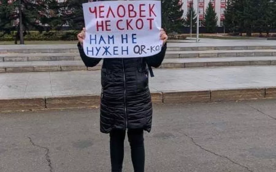 В Барнауле прошла серия пикетов против QR-кодов и вакцинации детей