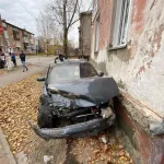 В Бийске автомобиль врезался в стену дома после ДТП на перекрестке