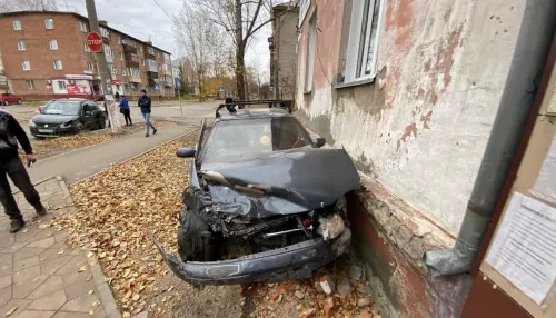В Бийске автомобиль врезался в стену дома после ДТП на перекрестке
