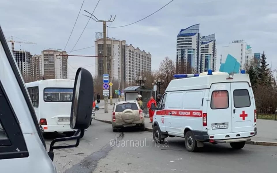 Маршрутка врезалась в кроссовер на Речном вокзале Барнаула