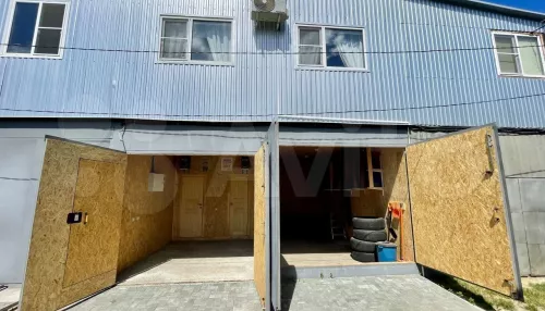 В Барнауле продают двухэтажный гараж-квартиру на берегу Оби