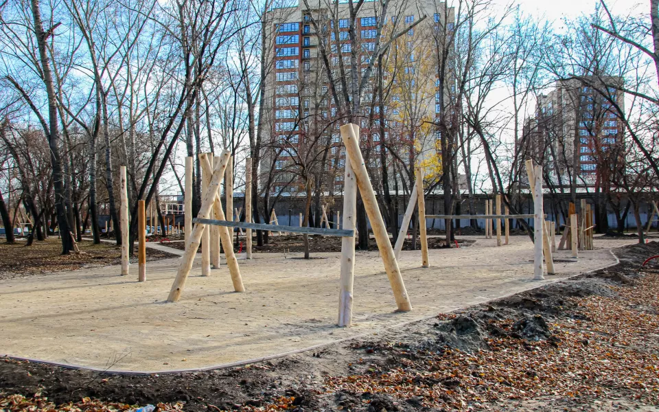 Детский городок в экостиле монтируют в барнаульском парке Изумрудный