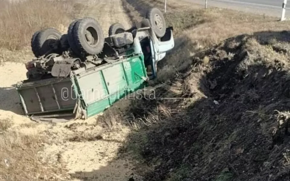 Грузовик с горохом перевернулся на трассе в Алтайском крае
