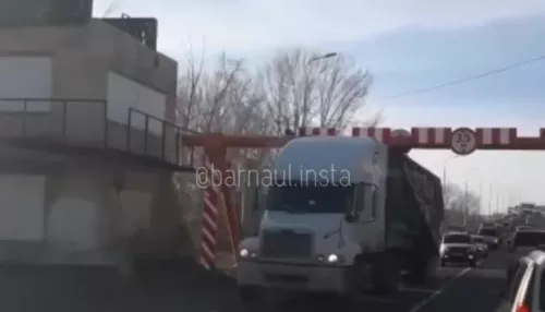 На отремонтированном Старом мосту в Барнауле грузовик снес ограничитель высоты
