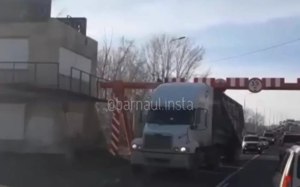 На отремонтированном Старом мосту в Барнауле грузовик снес ограничитель высоты